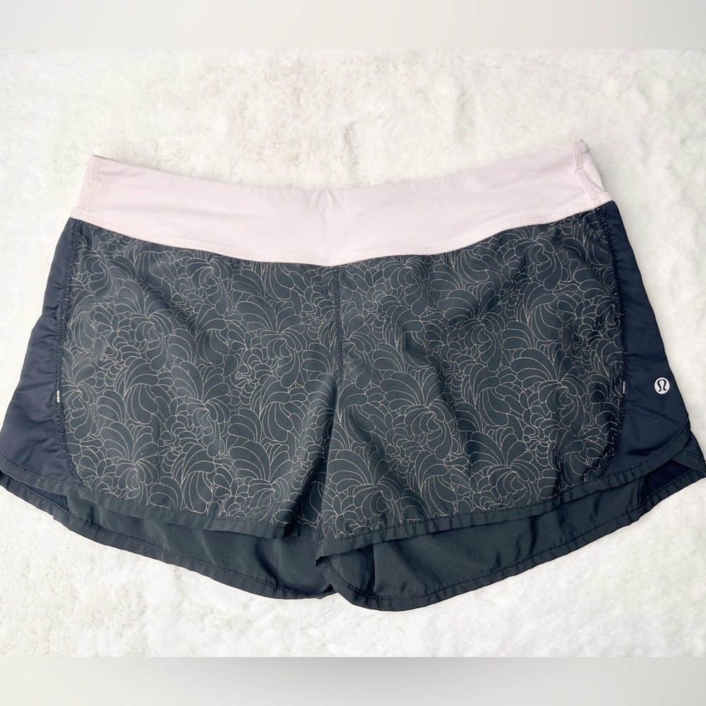 Lululemon Run Speed Shorts Reflective Kill
The Lights Zip Pocket
Size Large